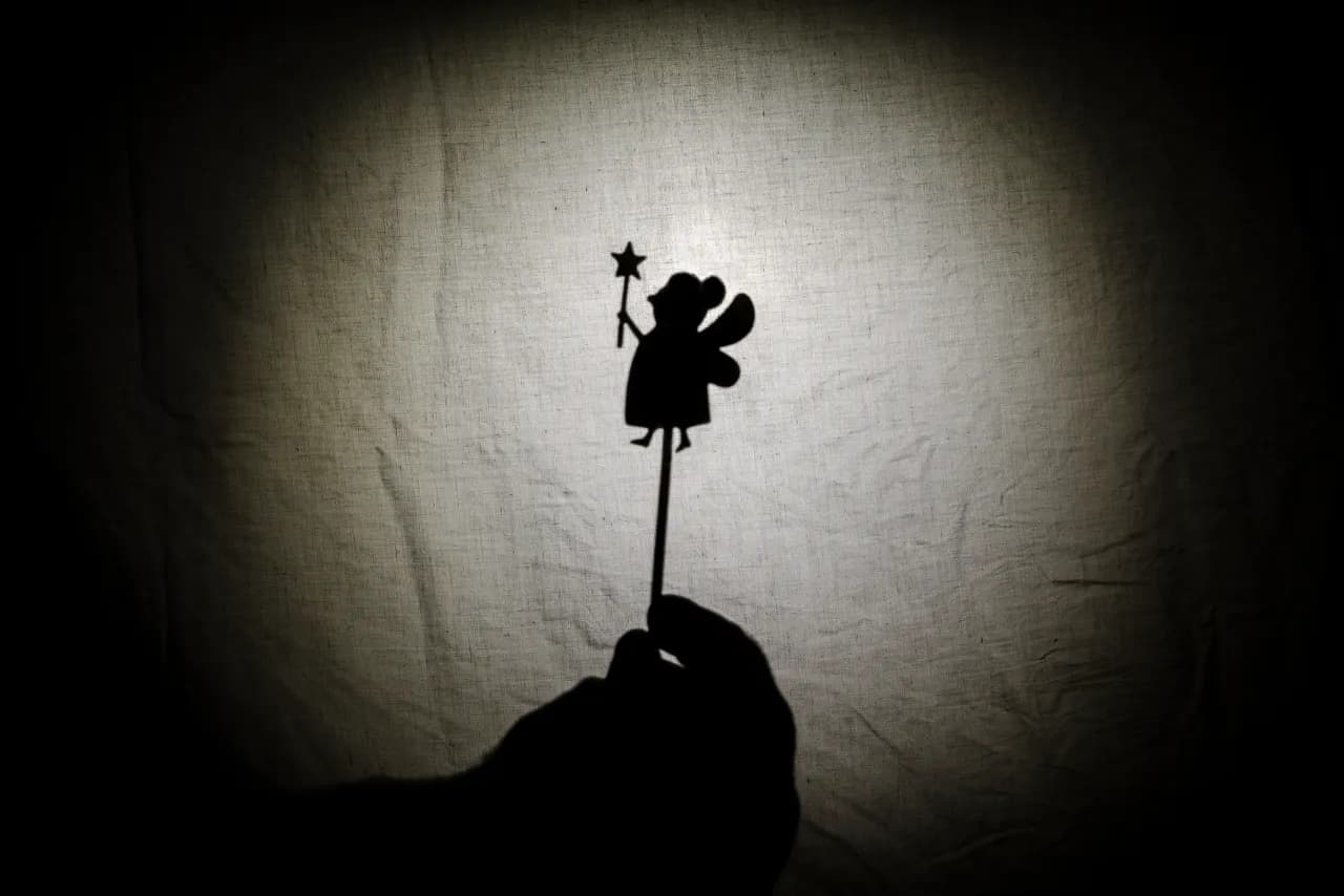 Na czym polega teatr cieni? Odkryj fascynujący świat cieni i opowieści