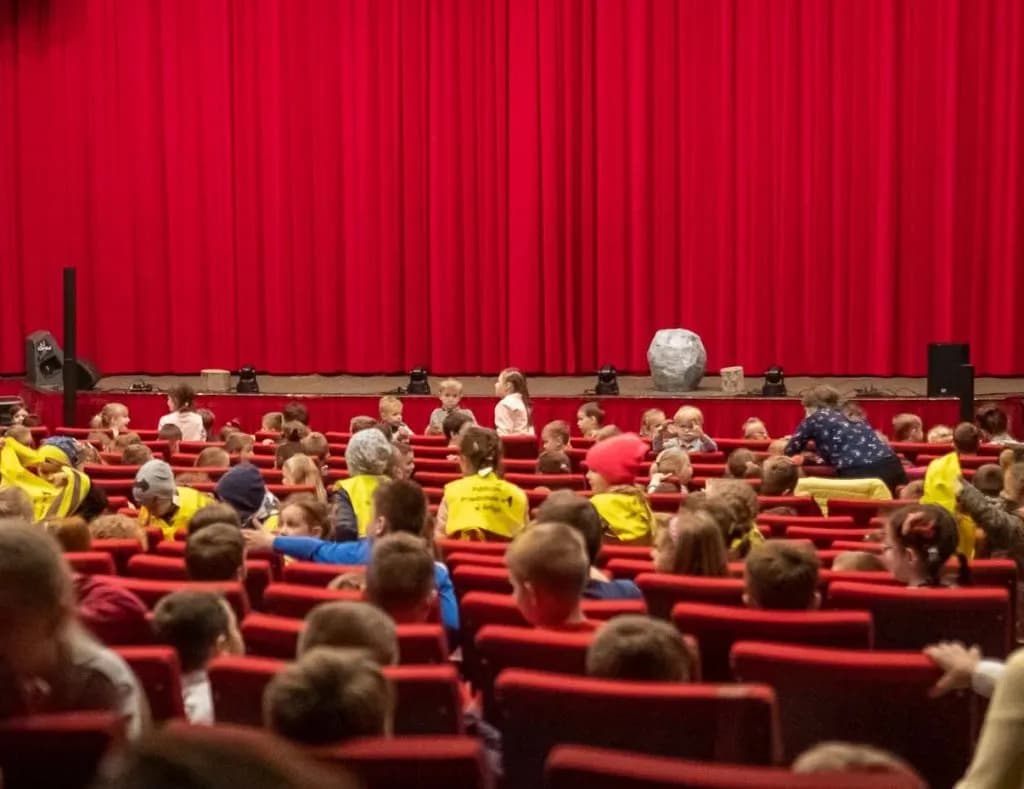 Co daje teatr dzieciom? Odkryj niezwykłe korzyści dla rozwoju