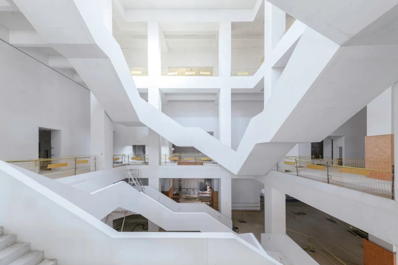 Muzeum Sztuki Nowoczesnej budowa: opóźnienia i architektoniczne detale