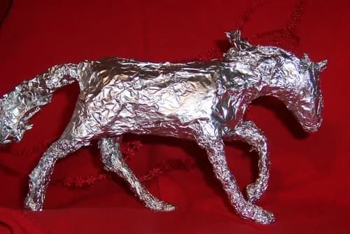 Twórz niesamowite rzeźby z folii aluminiowej – proste techniki i pomysły