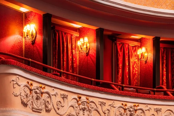 Bilety do teatru kameralnego - jak uniknąć wysokich cen i kolejek