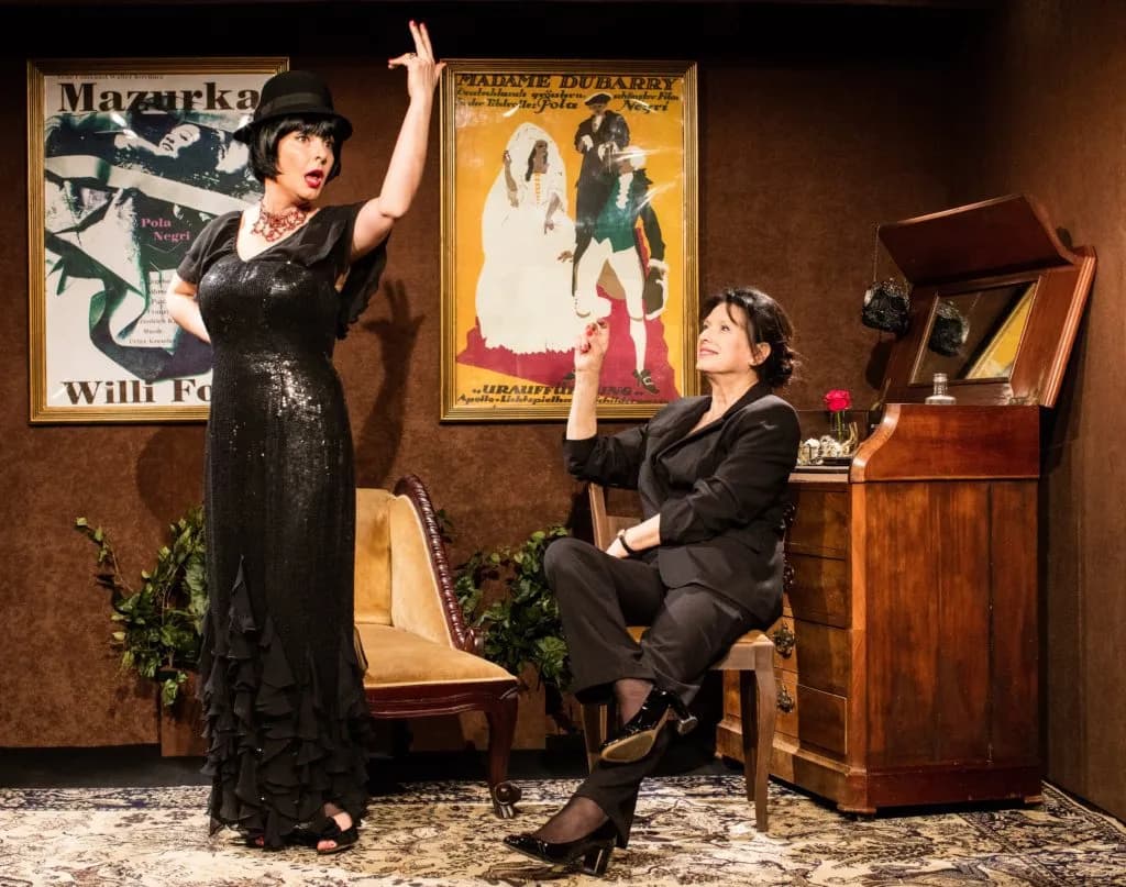 W czym do teatru? Odpowiednie stroje na różne spektakle