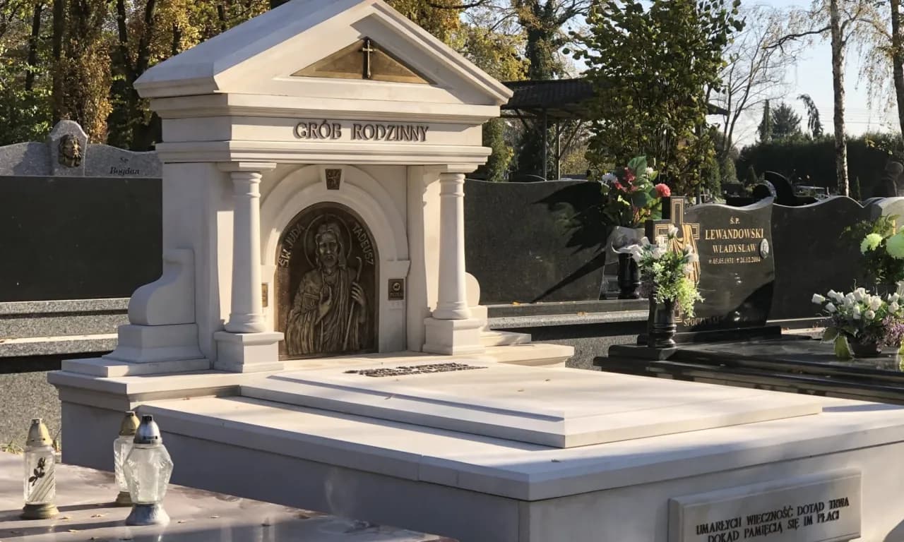 Nagrobki z rzeźbami – jak stworzyć unikalny pomnik dla bliskich