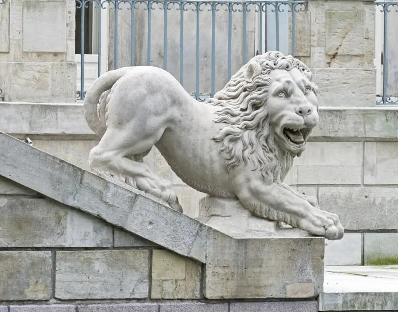 Rzeźby w Łazienkach Królewskich: Odkryj ich fascynującą historię