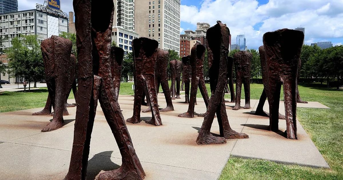 Rzeźby Abakanowicz: Odkryj ich głębię i znaczenie w sztuce współczesnej