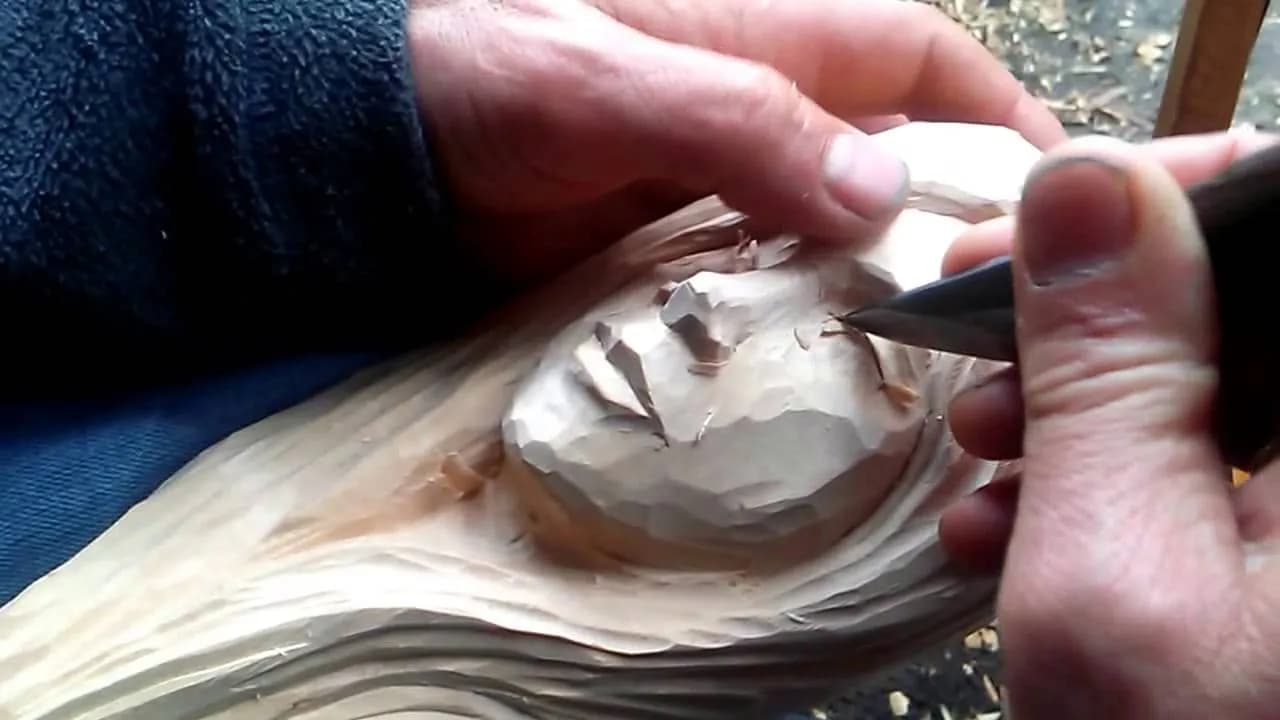 Rzeźba twarzy w drewnie – odkryj tajniki technik i materiałów