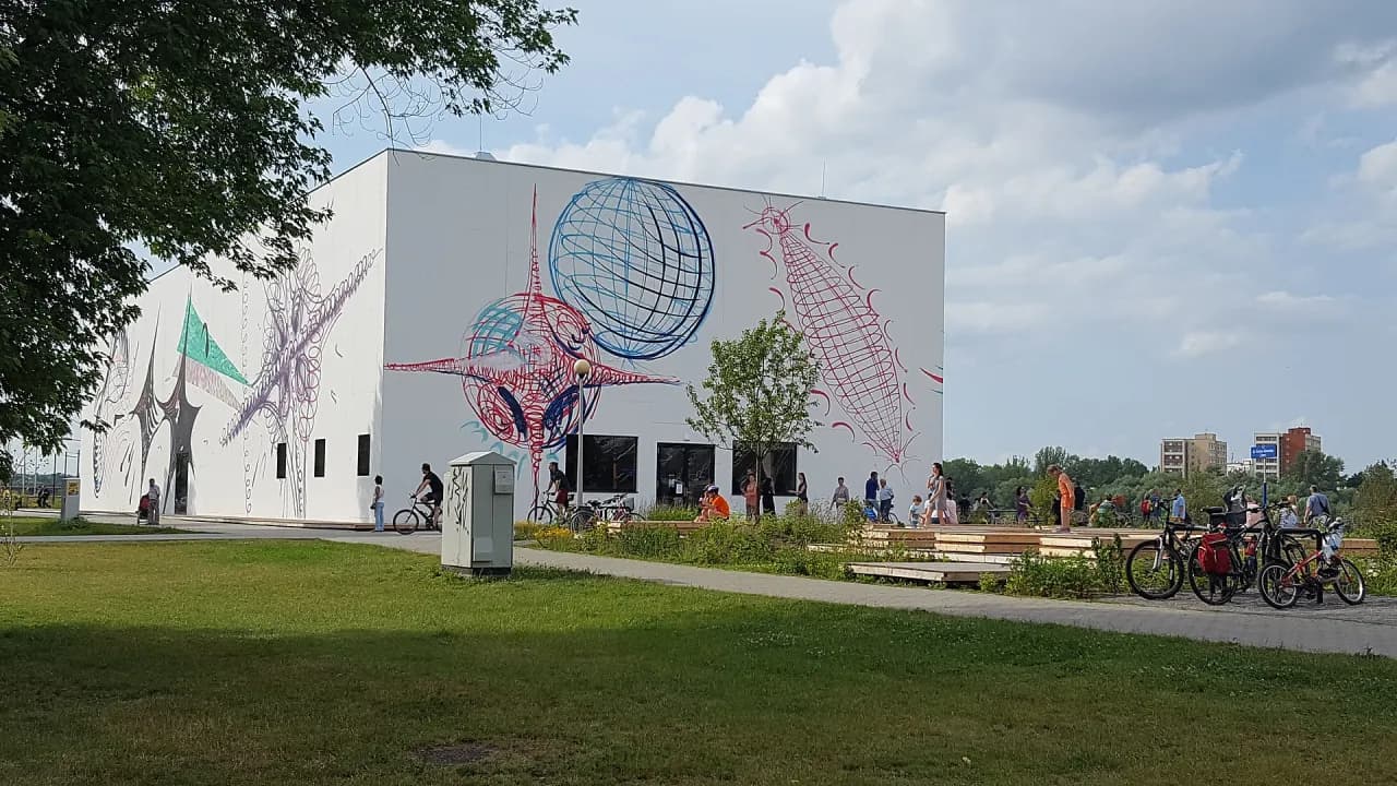 Muzeum sztuki nowoczesnej nad Wisłą: zmiany i nowa siedziba w Warszawie