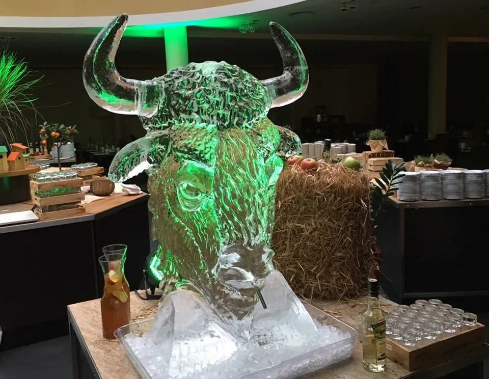 Rzeźby lodowe: Jak stworzyć niezapomniane dekoracje na imprezy